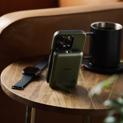 https://cdn.shopify.com/s/files/1/0613/6213/files/MagneticPowerbank-Olive-Lifestyle2_816abd9f-2805-43cf-a935-9182e0c8e9c4.jpg?v=1752639340
