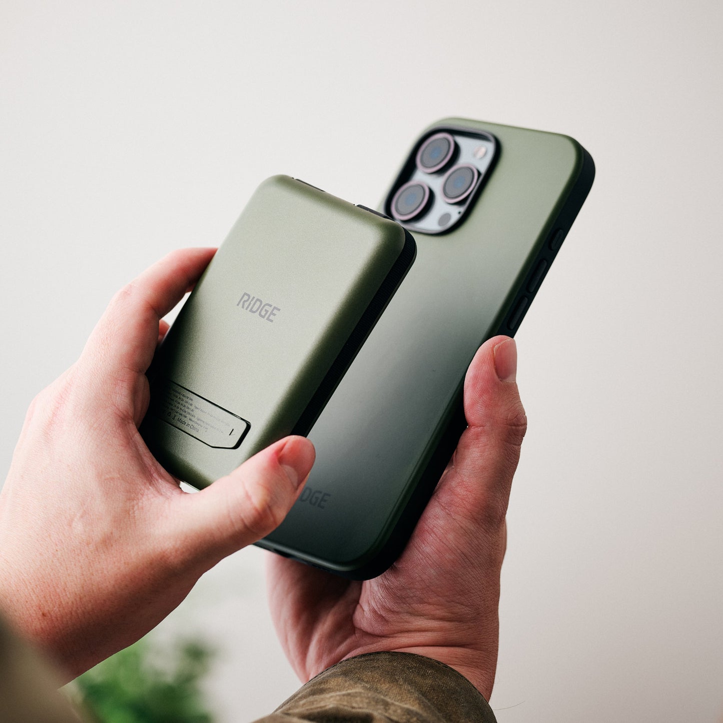 https://cdn.shopify.com/s/files/1/0613/6213/files/MagneticPowerbank-Olive-Lifestyle3_cd649db9-e8a9-4280-975d-01d0589848be.jpg?v=1757285818