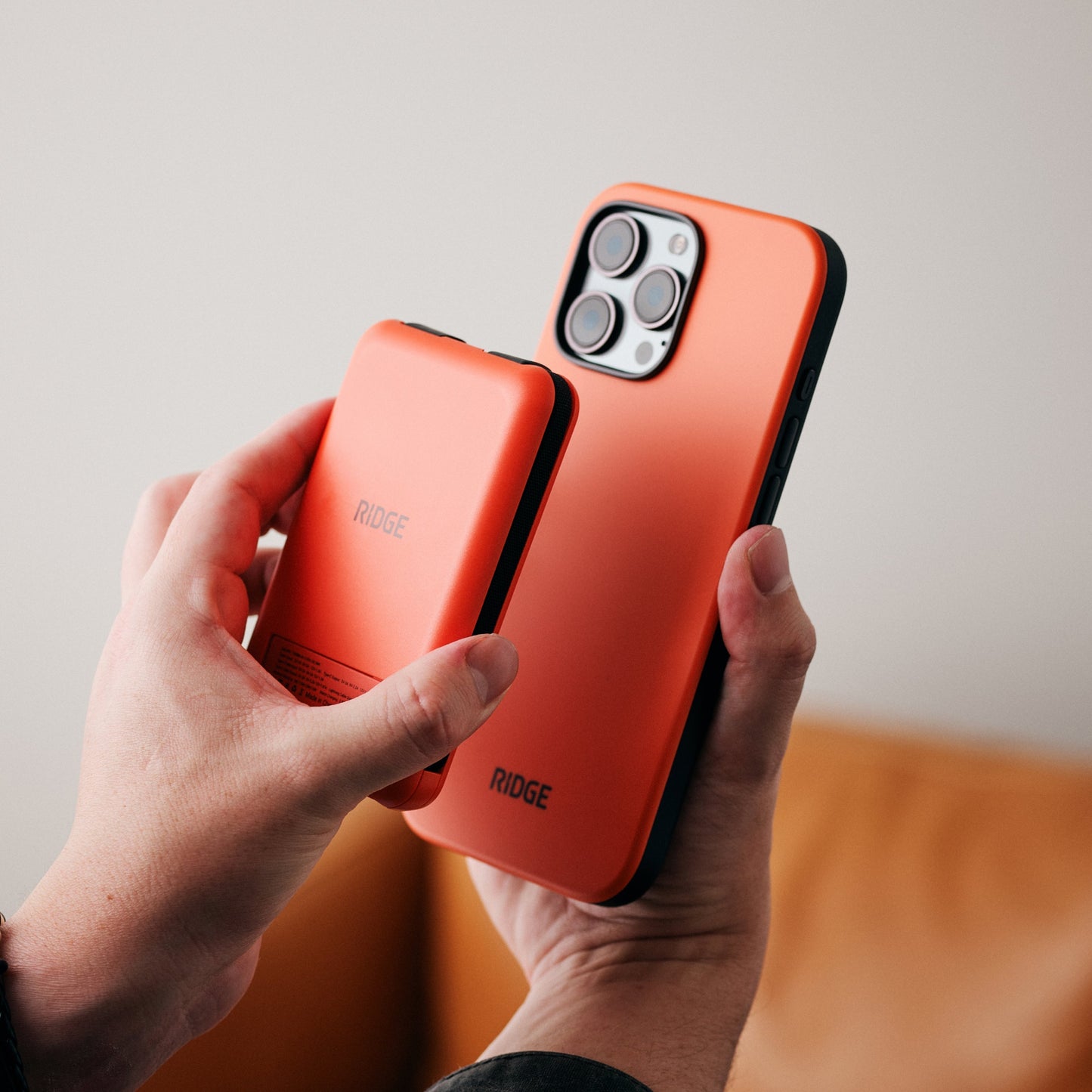 https://cdn.shopify.com/s/files/1/0613/6213/files/MagneticPowerbank-Orange-Lifestyle3_633e0105-f4a2-4db8-9914-560108a8ddc7.jpg?v=1757285828