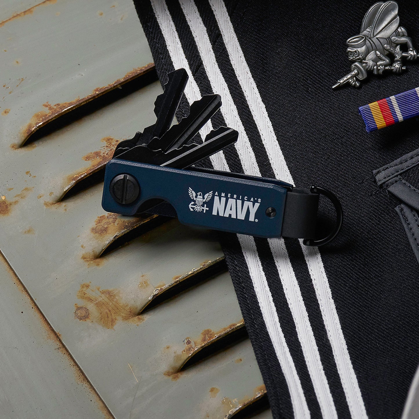 https://cdn.shopify.com/s/files/1/0613/6213/files/USNavy-Keycase-Lifestyle2.jpg?v=1746684316
